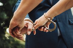 Сотрудники ФССП принесли сюрприз прямо к алтарю на свадьбу россиянки